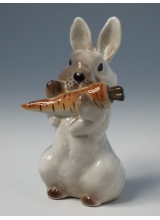 "Заяц с морковкой № 1" скульптура
